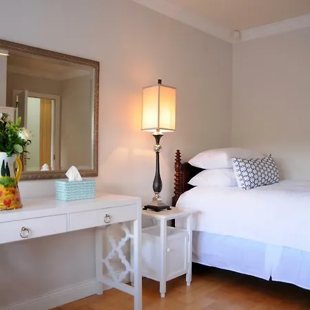 Oda ve Kahvaltı Short Dingle