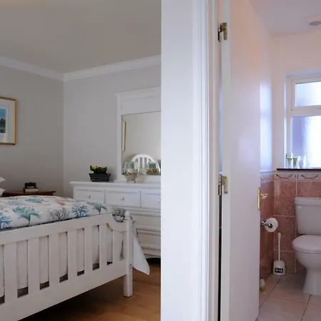 Oda ve Kahvaltı Short Dingle Emlagh East