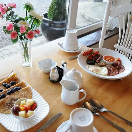 Oda ve Kahvaltı Short Dingle